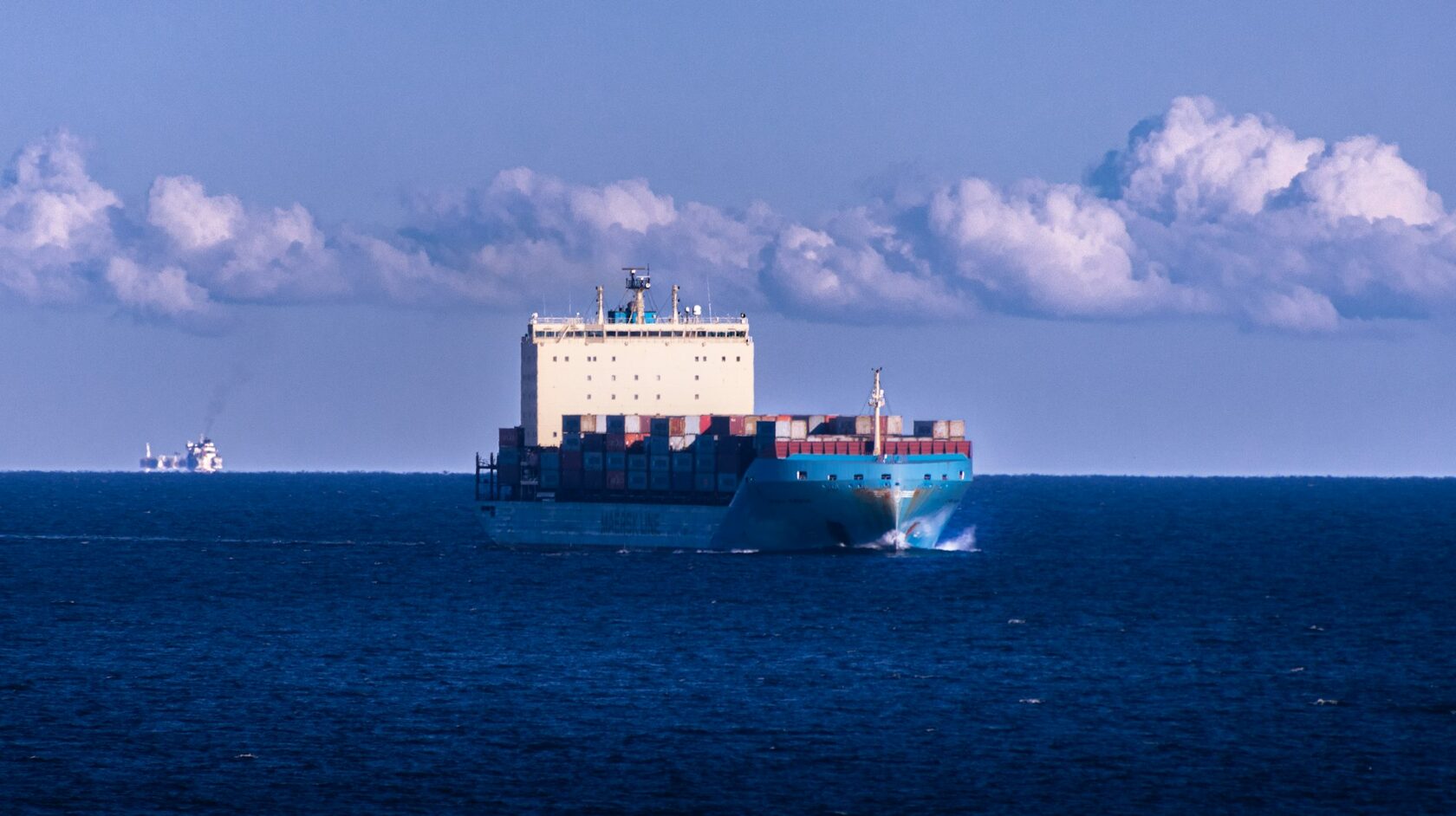 Контейнеровоз в открытом море — морская логистика доставки грузов из Азии в Турцию и Россию