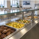 Линия раздачи в рабочей столовой с горячими блюдами