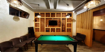 Лаунж зона с бильярдным столом