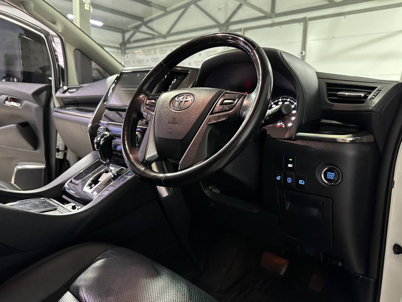 Toyota Alphard салон