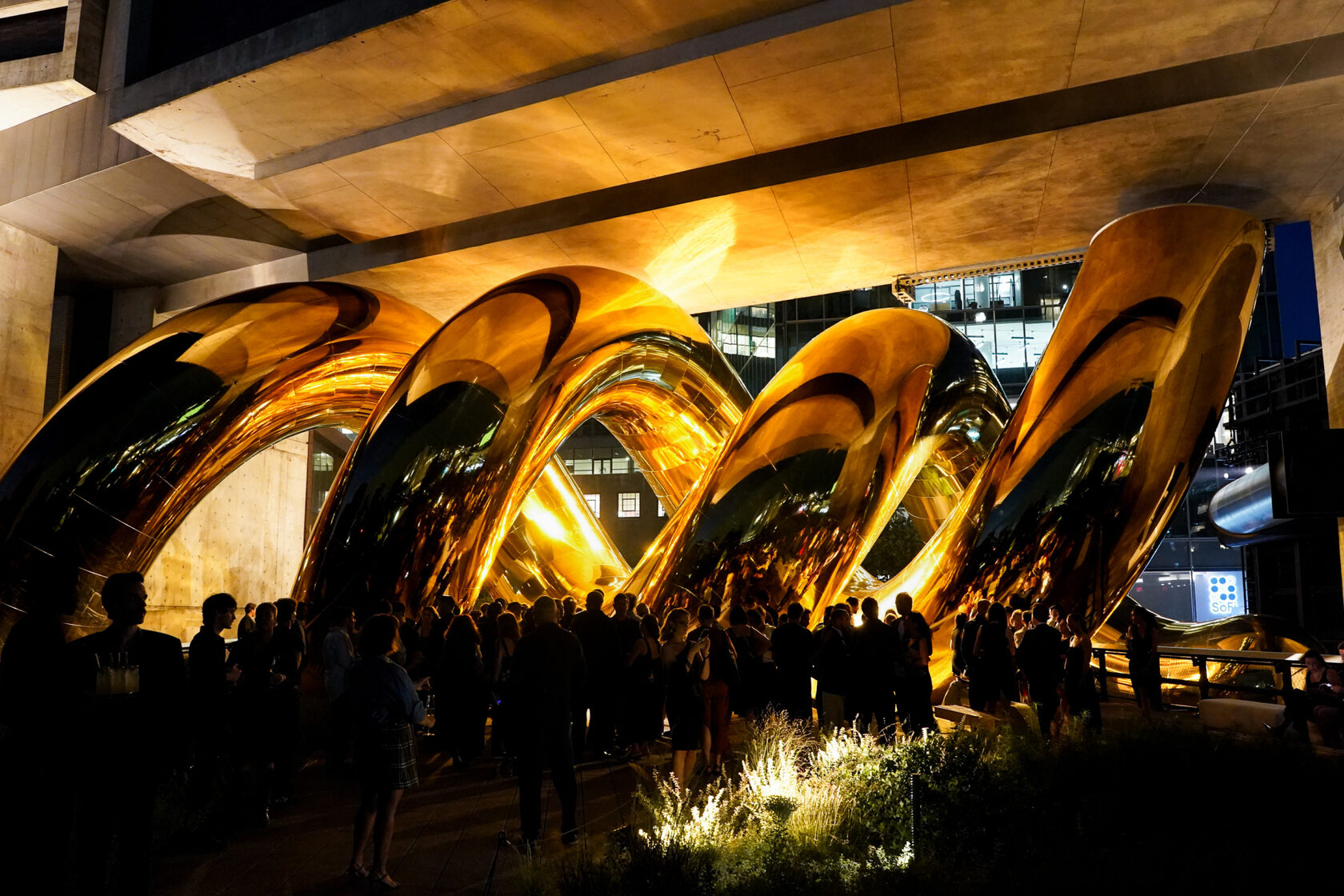 GORK Золотые надувные петли auruBOROS от Plastique Fantastique над посетителями High Line в Нью-Йорке