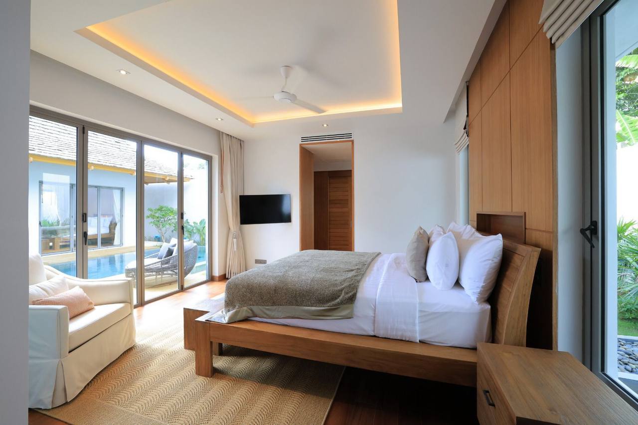 Просторная гостиная с панорамными окнами.