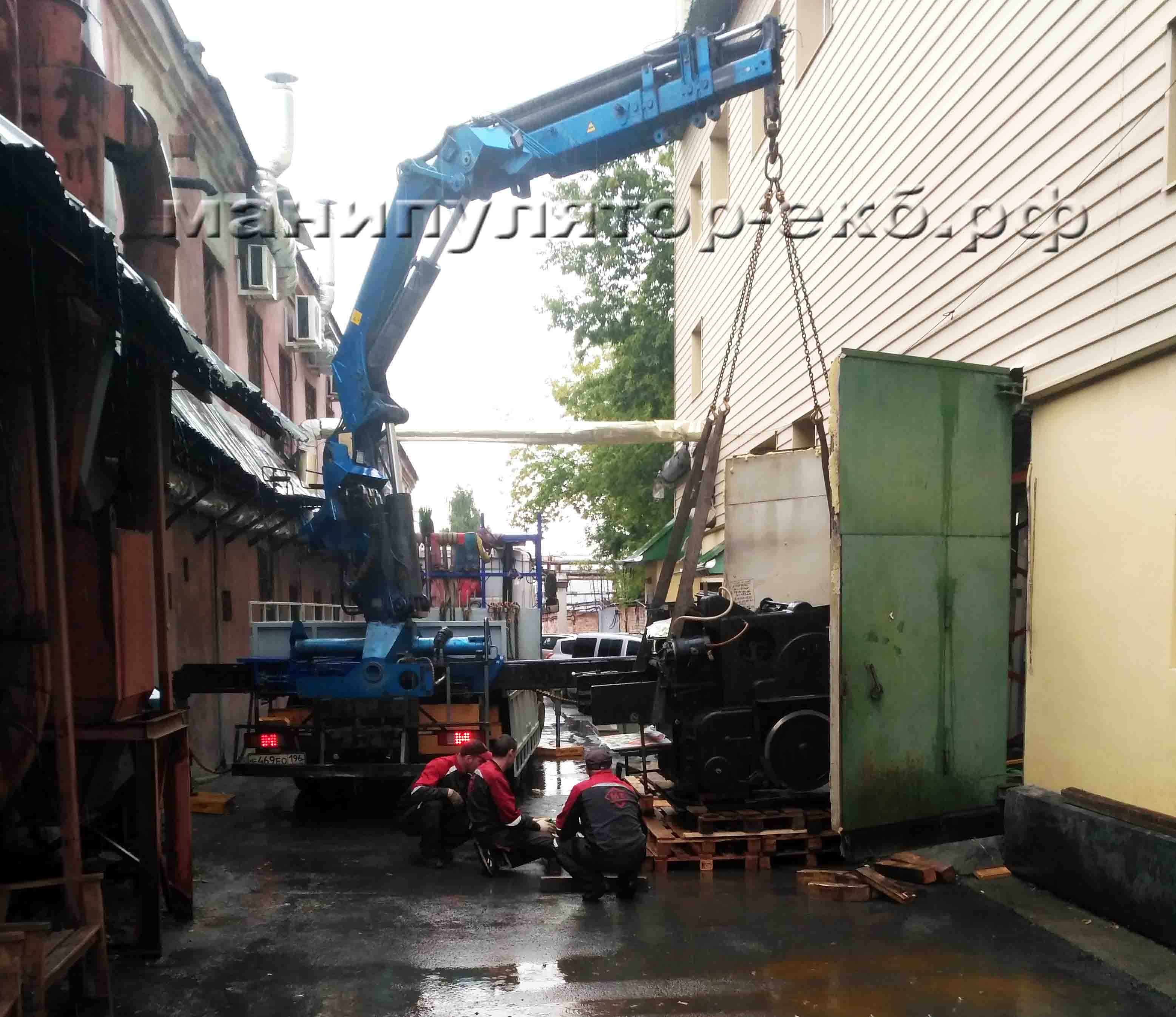 Манипулятор сзади грузовика