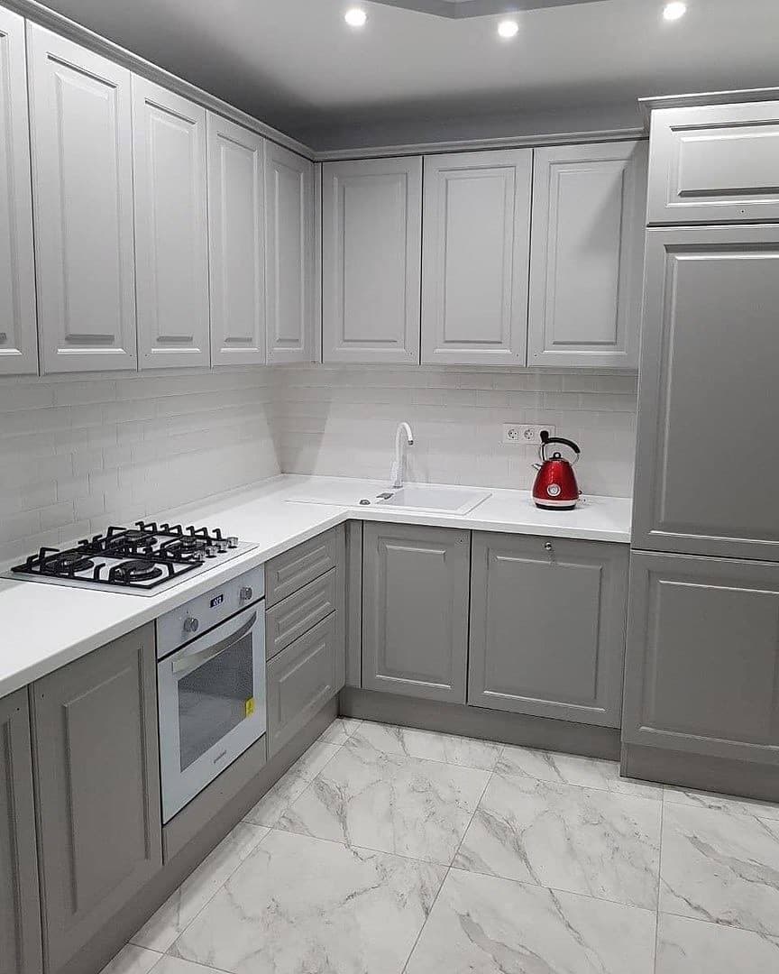 серый кухонный гарнитур с белой столешницей