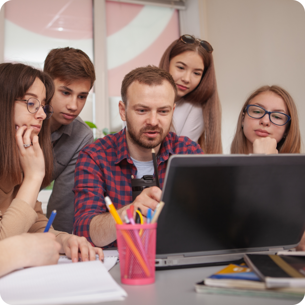 Enjoy studying. Одноклассники собираются вместе. Happy working teenagers. Вместе. Учились Одноклассники. Students Listening to a classmate.