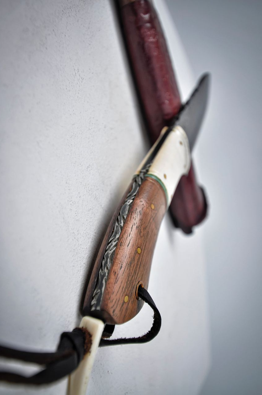 Нож «Муромец» подарочный на подставке из кости - композиция олени
