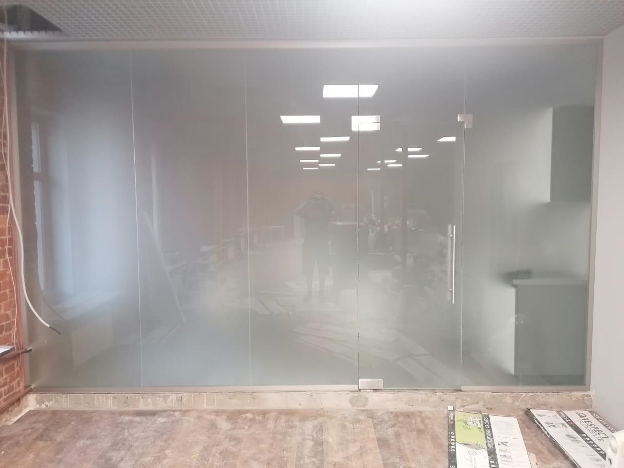 Стеклянная дверь в интерьере