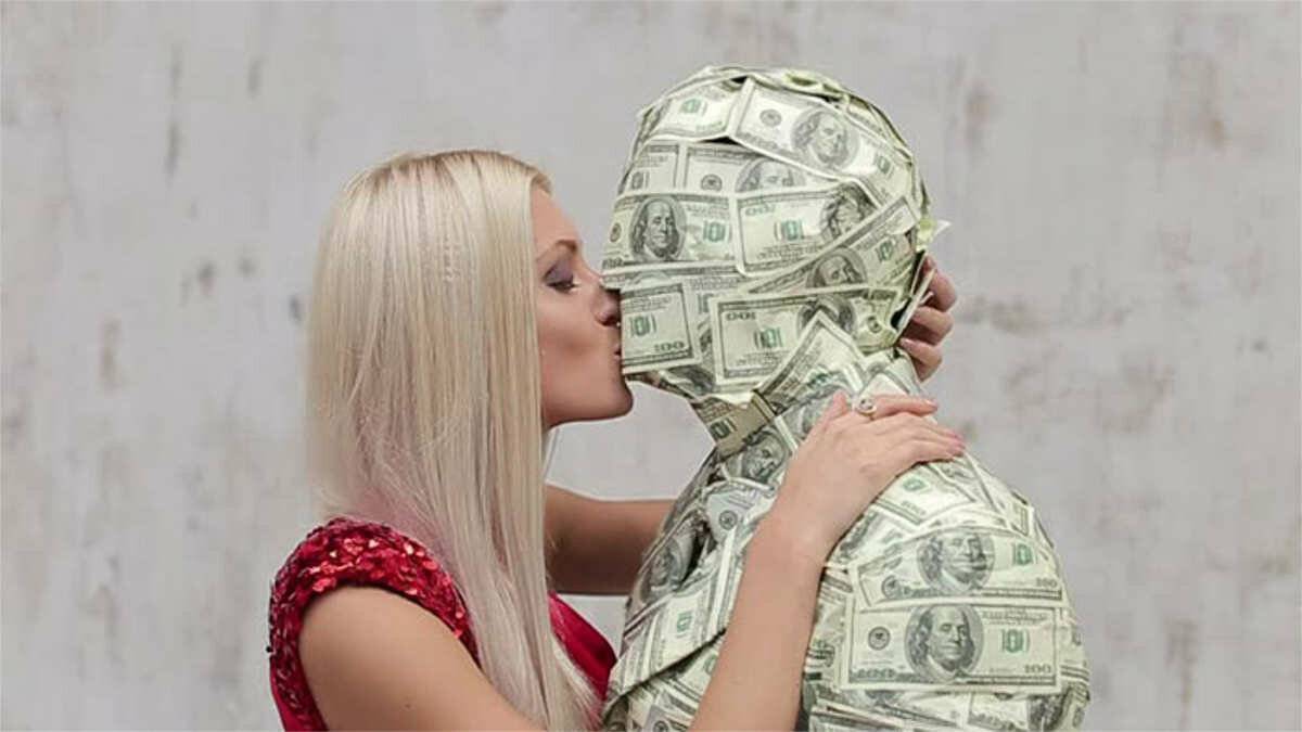 Расплачивается натурой с парнем которому задолжала денег Расплачивается натурой с парнем которому задолжала денег