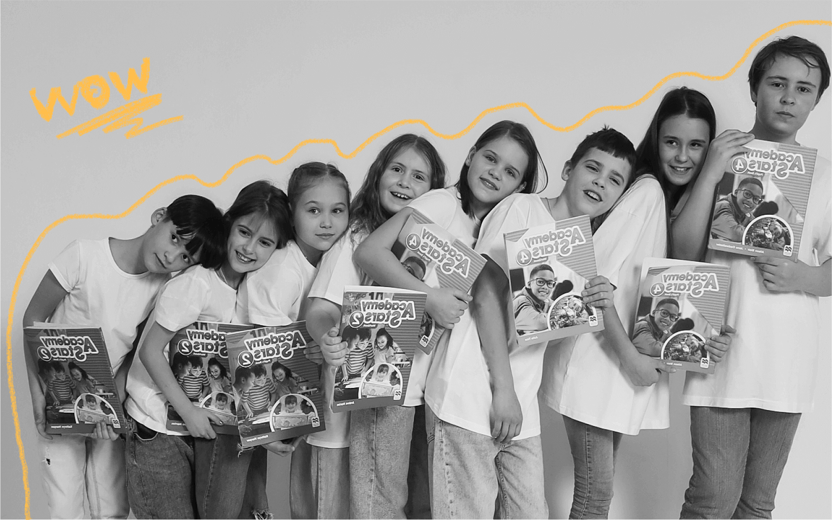 ученики, подростки и дети стоят с учебниками английского языка