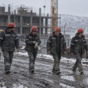 Бригада электромонтажников идет на смену