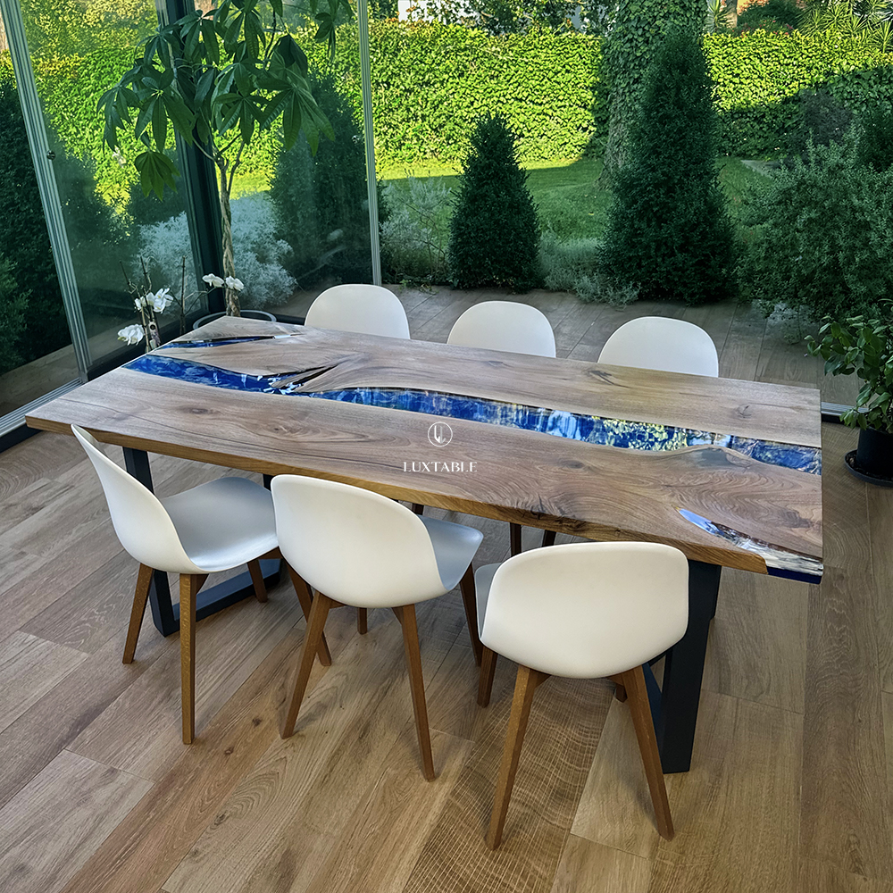 Epoxidharz Tische Alagoas aus europäischem Nussbaum und hellblauem Epoxidharz mit Metallic Effekt