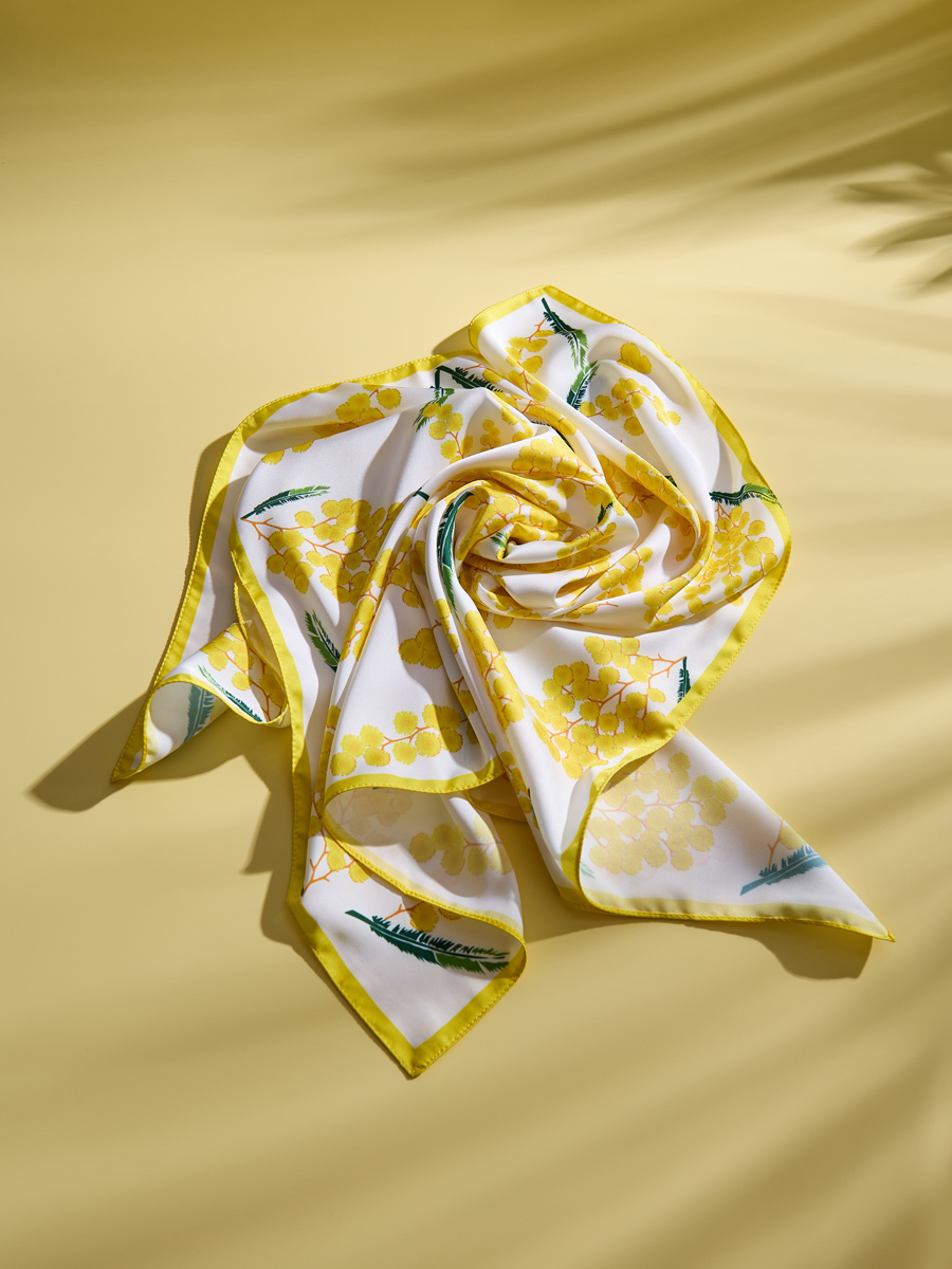 скрученный желтый платок на желтом фоне с тенью