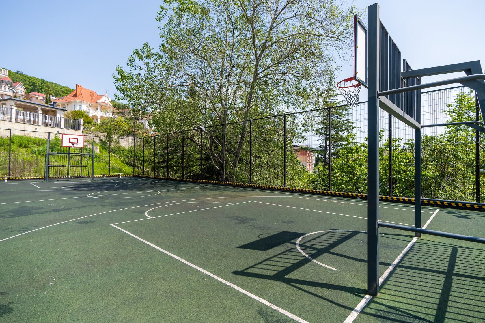 Моравия Сочи — территория комплекса с озеленением