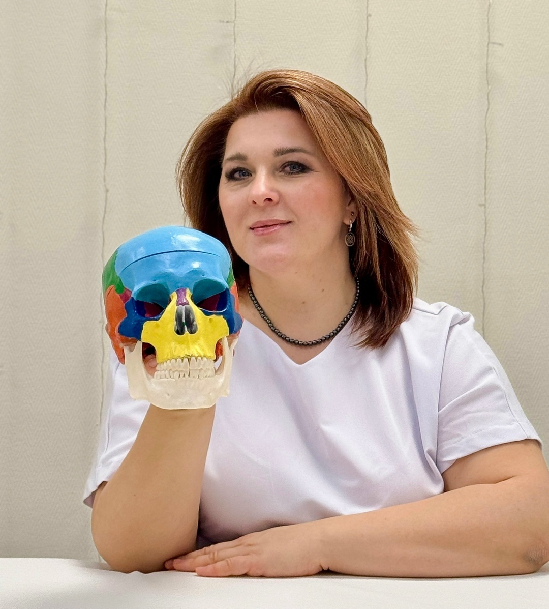 Евгения Анатольевна Кузнецова с анатомической моделью черепа