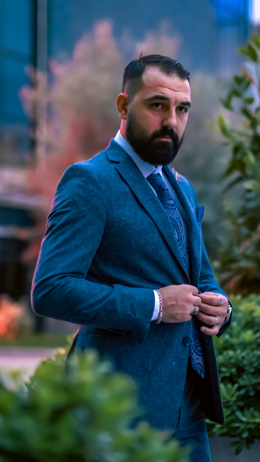 Kamran Ibragimov w niebieskim garniturze
