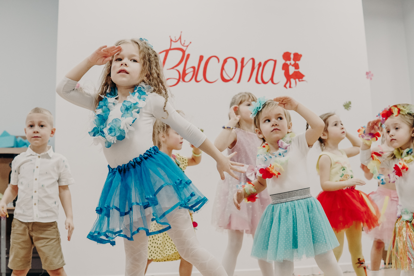 приз на танцевальном конкурсе-фестивале. танцевальная школа для детей. детские танцы в королеве. танец ребенка на сцене. театр танца браво королев.