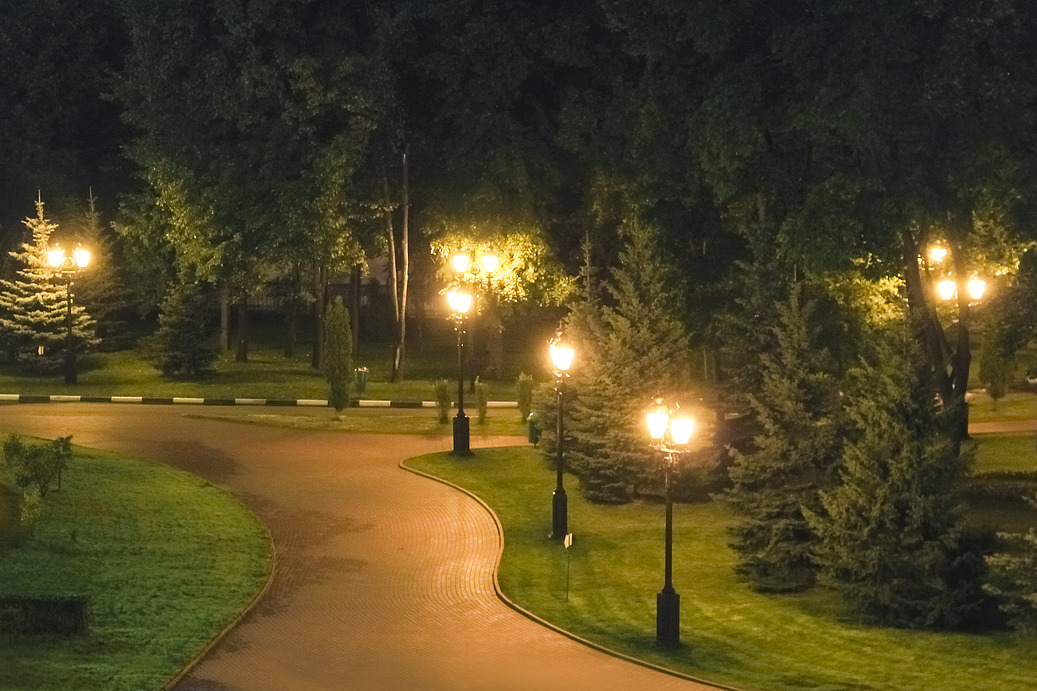 Вечером через парк. Нагинский Вечерний парк. Освещение парка. Фонари в парках. Освещение парков и скверов.