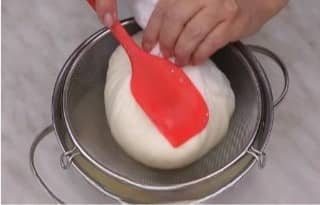 Приготовление сыра из молока яиц сметаны: шаг 9