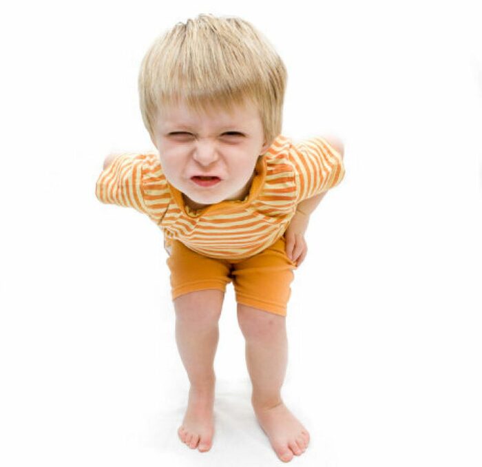 Упрямство ребенка. Детские капризы. Ребенок невротик картинка. Надутый ребенок. Капризный сын.