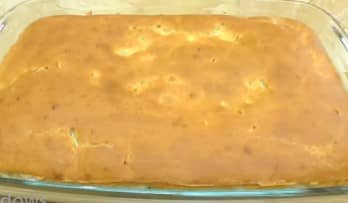 Приготовление заливного пирога с капустой на кефире в духовке: шаг 17