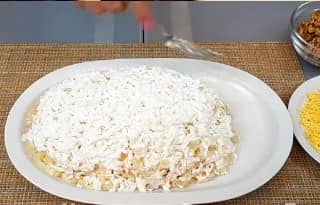 Приготовление салата с ананасом и ветчиной слоями: шаг 13