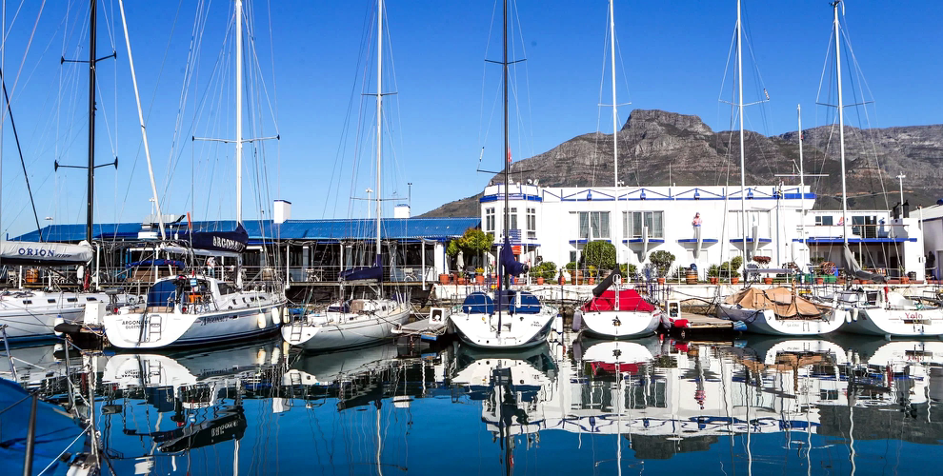 Royal Cape Yacht Club в Кейптауне: яхты у понтонов на фоне Столовой горы
