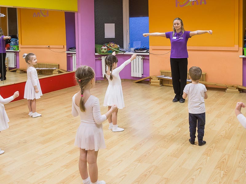 Школа танцев записаться. Школа танцев для детей. Танцы записаться на занятия. Занятия танцами с детьми. Урок танцев для детей 5 лет.