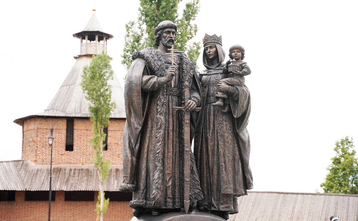 Памятник святым Димитрию Донскому и Евдокии Московский (в иночестве Евфросинии) в Нижнем Новгороде