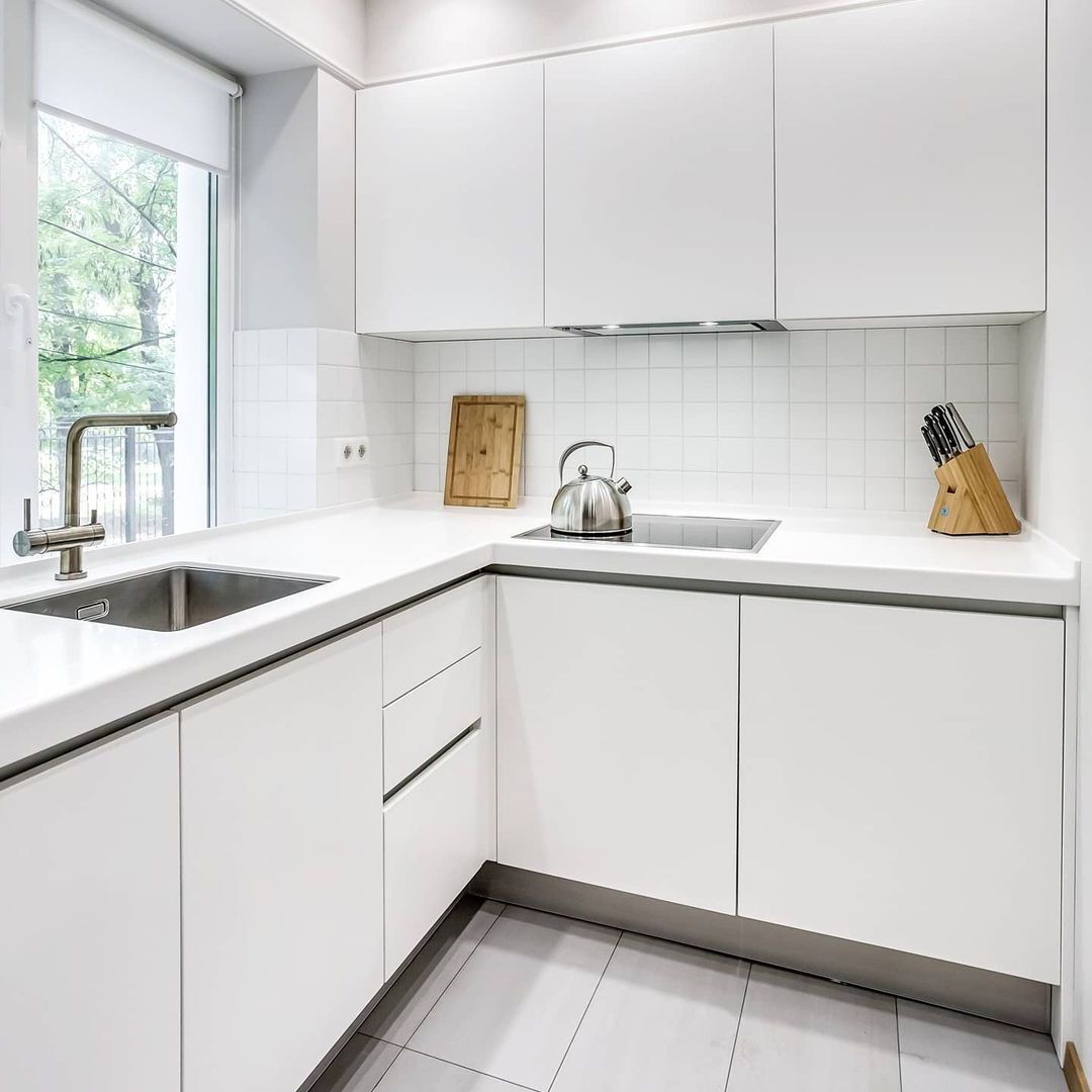 угловая кухня на заказ в светлых тонах