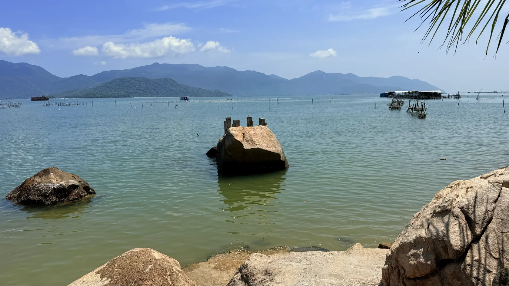 Валун в море у Green Oasis