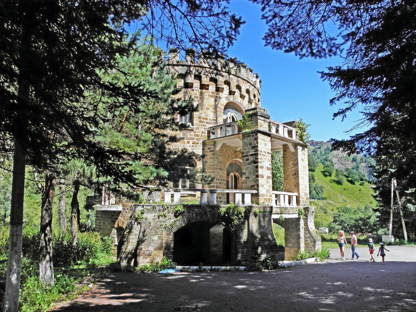 Долина нарзанов. Долина Нарзанов Кабардино-Балкария. Долина Нарзанов Кисловодском. Долина Нарзанов Кисловодск замок. Долина Нарзанов Кисловодск экскурсия.