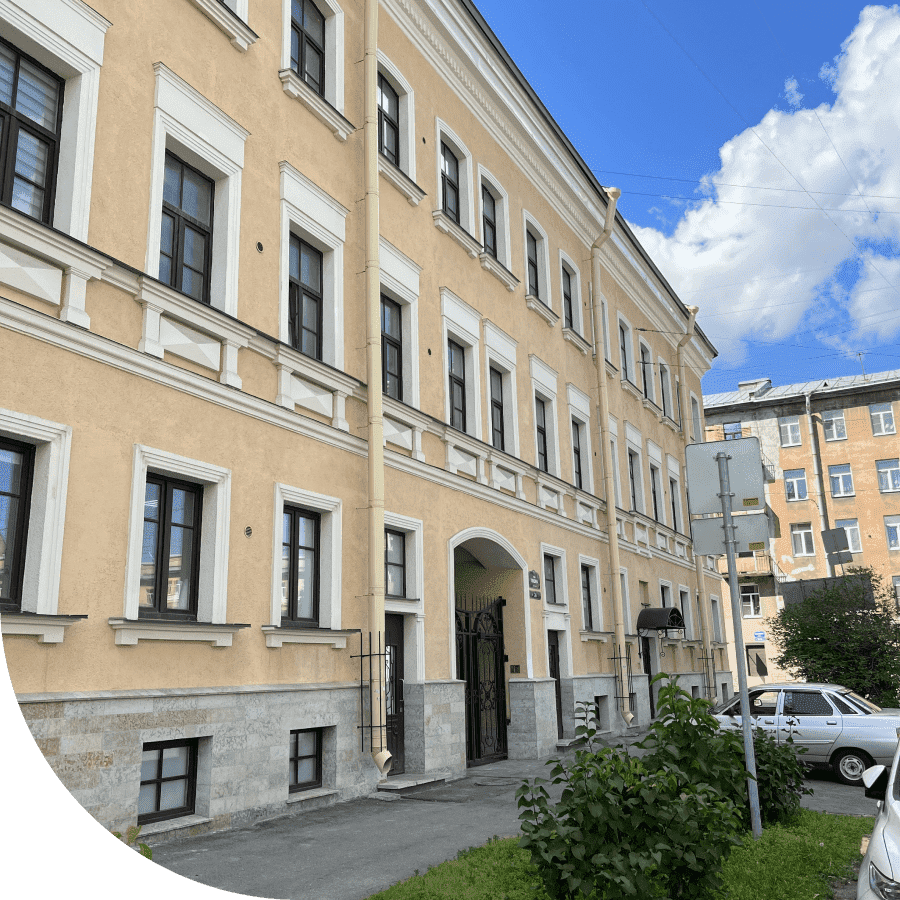 Это дом с действительно толстыми стенами и высокими потолками