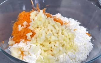 Приготовление сырников из творога с морковью и яблоком: шаг 3