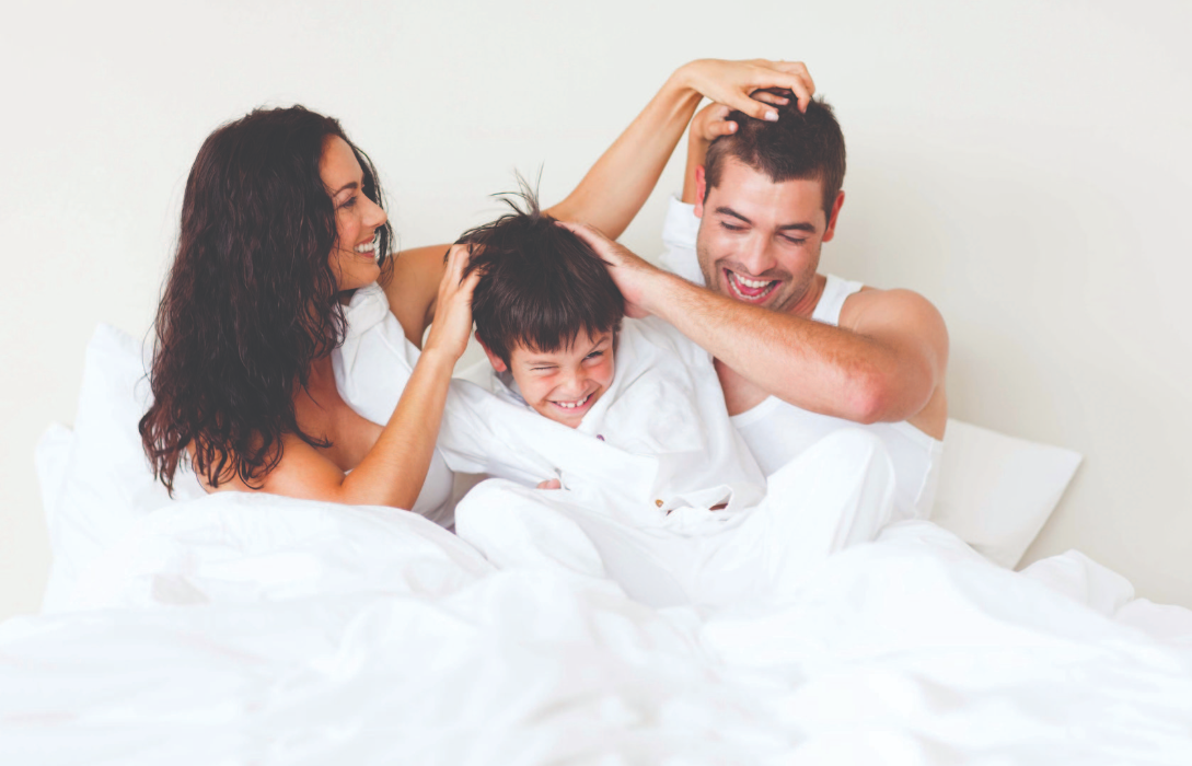 Три девушки. Встреча втроем. Пары которые живут втроем. Объятия втроем. Любовь втроем.