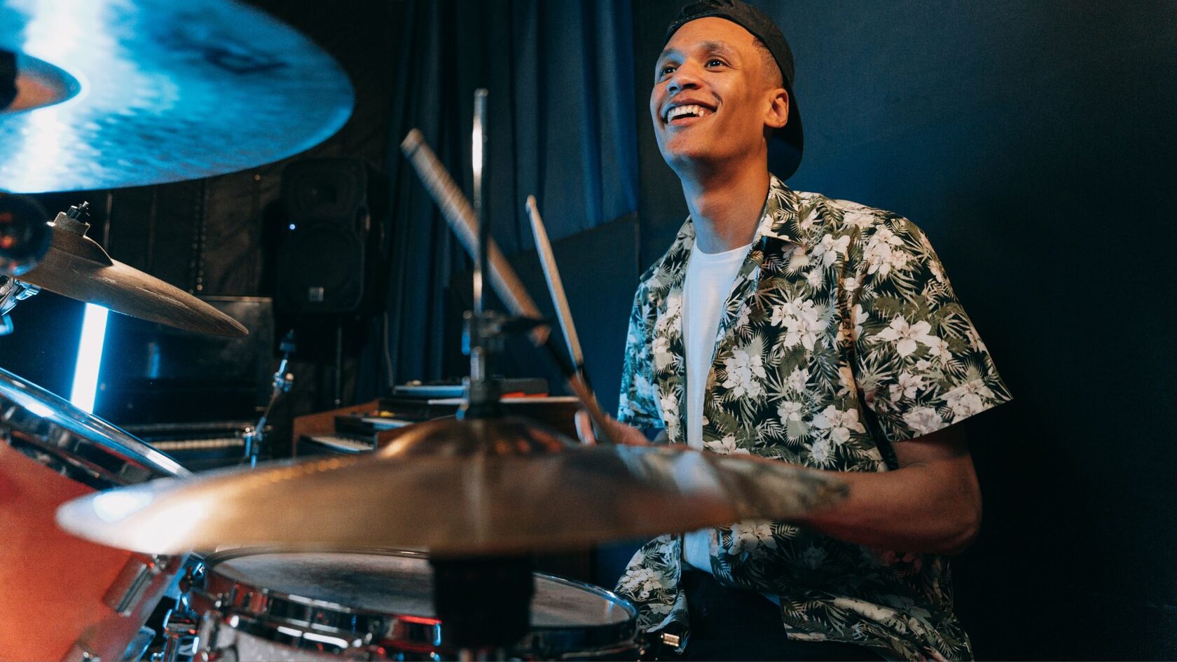 человек играет на ударной установке