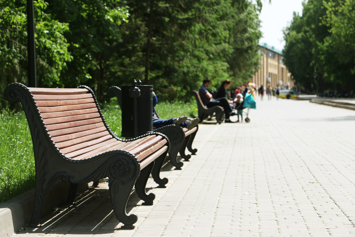 Лавочка в парке. Парк Горького скамейки Казань. Парк Горького в Москве лавочки. Казань скамейка в парке Горького. Пермь, парк Горького, скамейки.