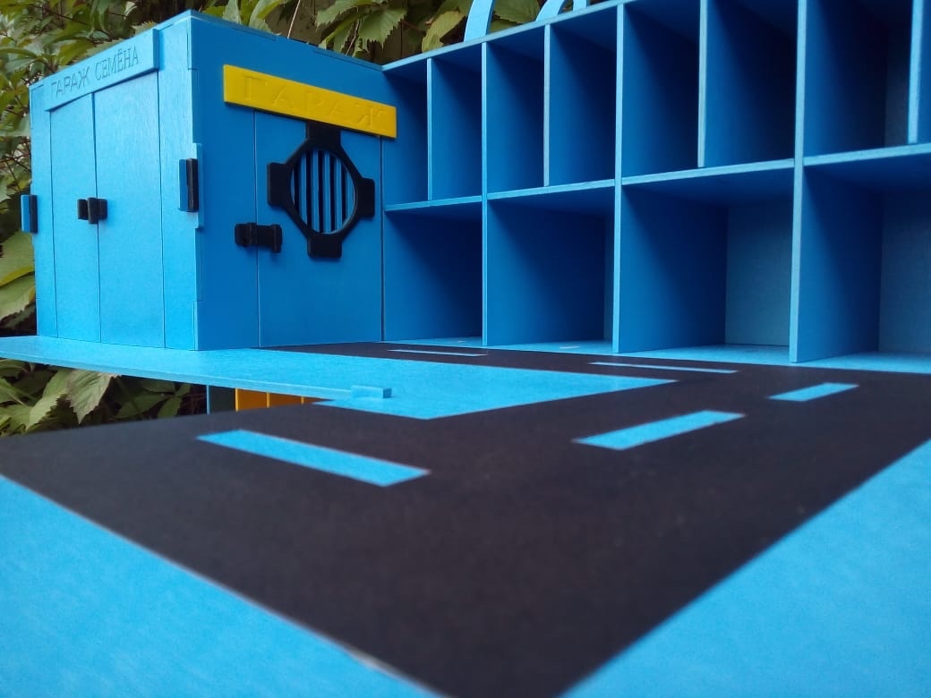 Парковка большая, с трамплином из фанеры