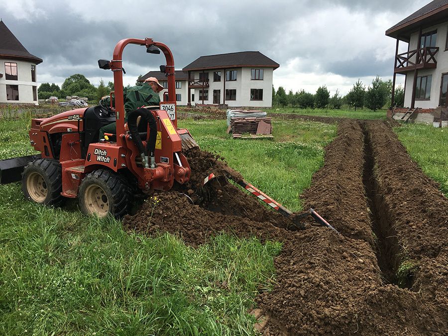 Траншея трава. Траншеекопателя грунтореза ditch Witch rt45. Копка траншей мини экскаватором. Для копания траншеи техникой. Траншеекопатель ДЭМ 150.