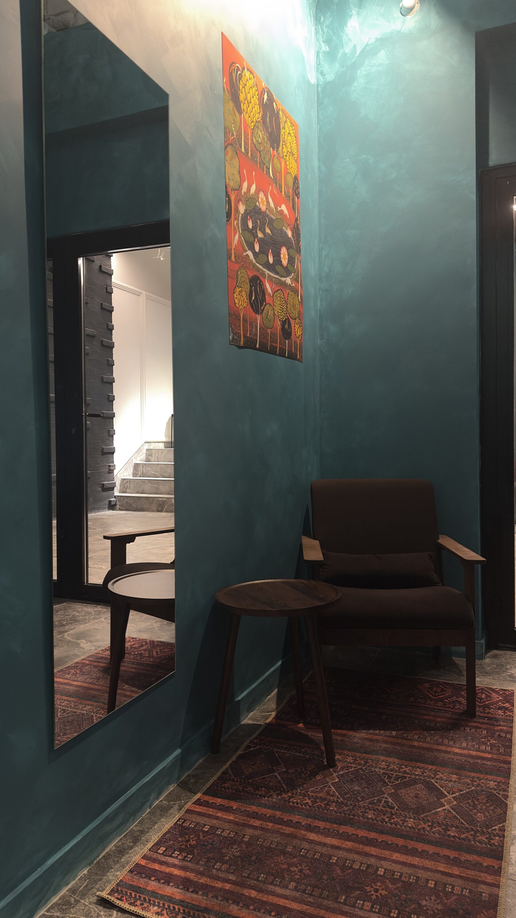 Уютная зона ожидания студии ПАУЗА. Интерьер в стиле ориентализм, мягкий свет для медитации и отдыха в Москве.