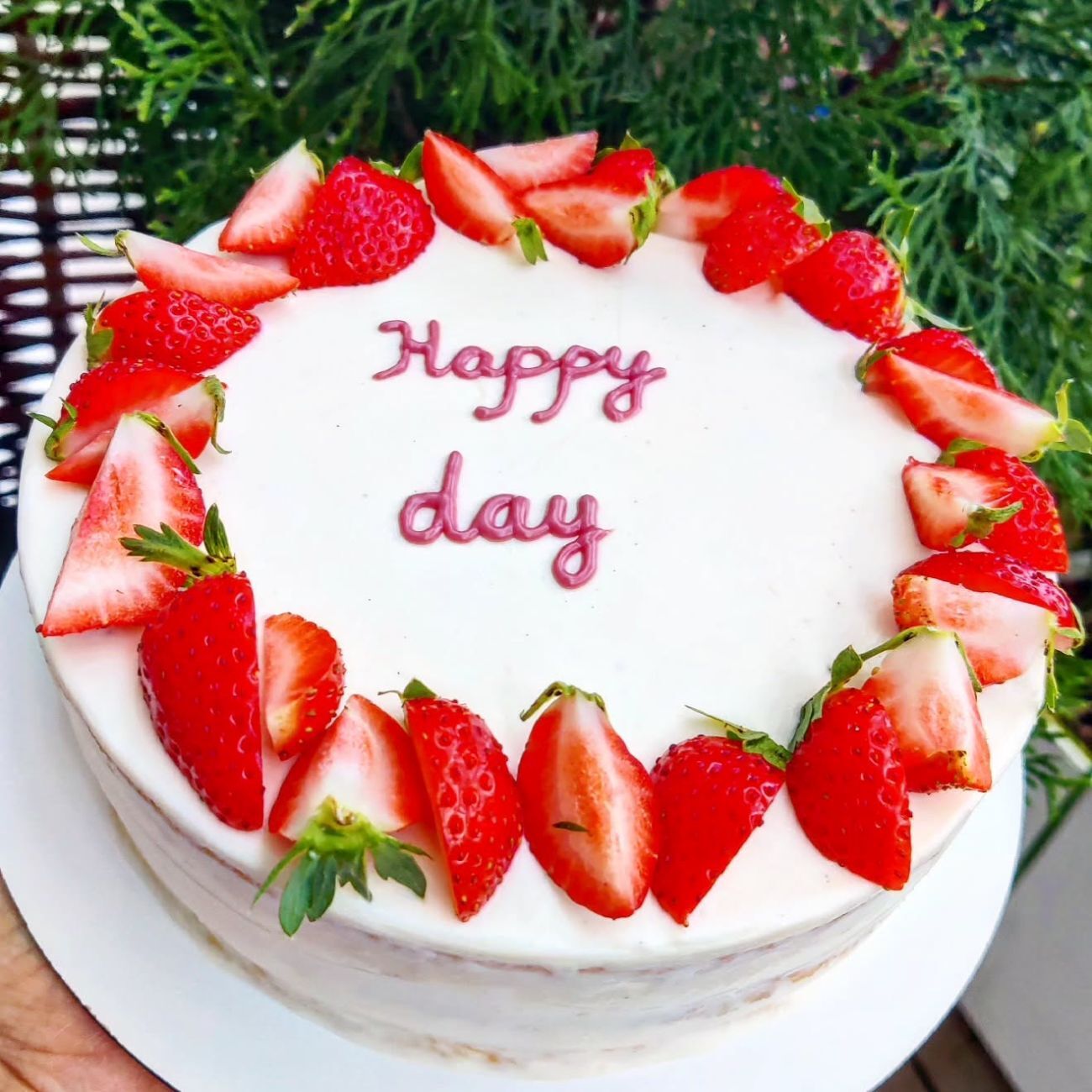 Narodeninová torta s čerstvými jahodami a personalizovaným nápisom