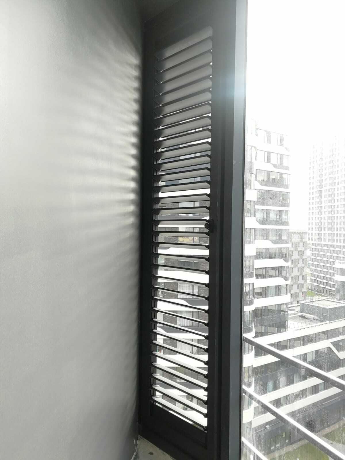 Замена стеклопакета на регулируемую вентиляционную решетку на балконе