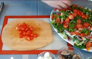 Приготовление салата «Нисуаз» с тунцом: шаг 8