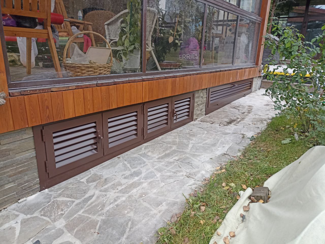 уличные жалюзийные дверки алюминиевые влагостойкие