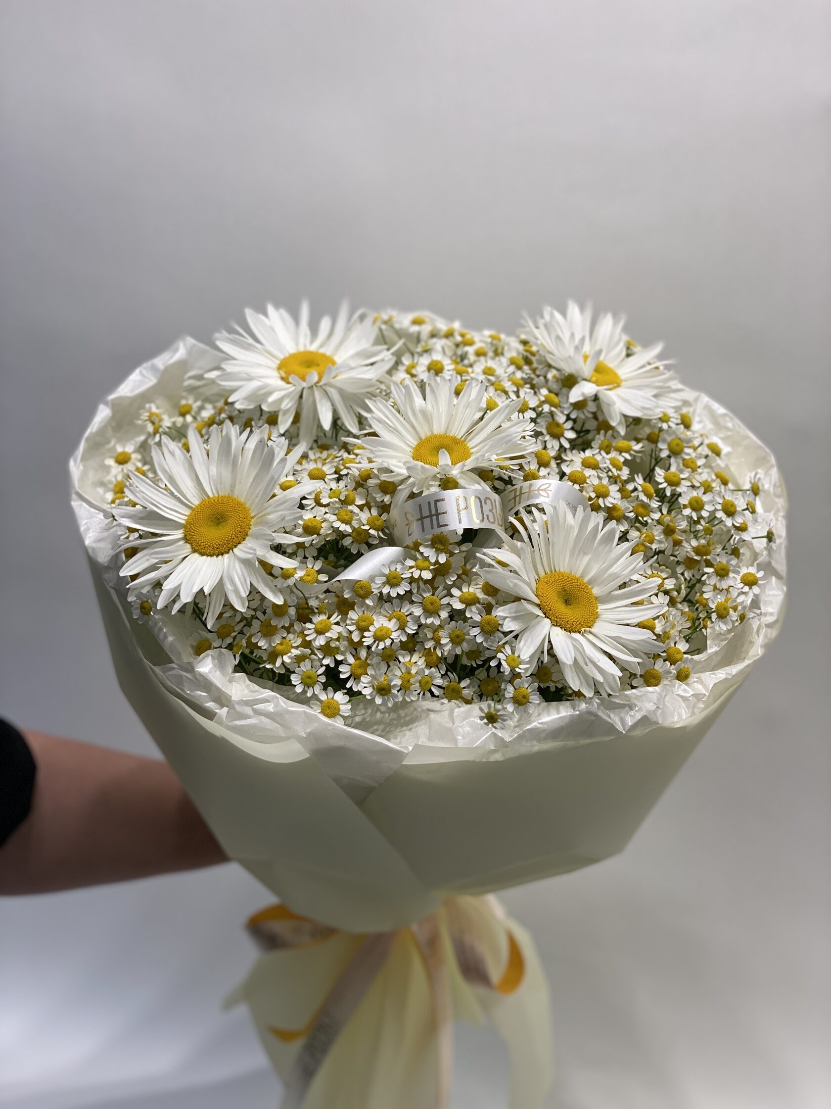 желтый круглый букет с ромашками