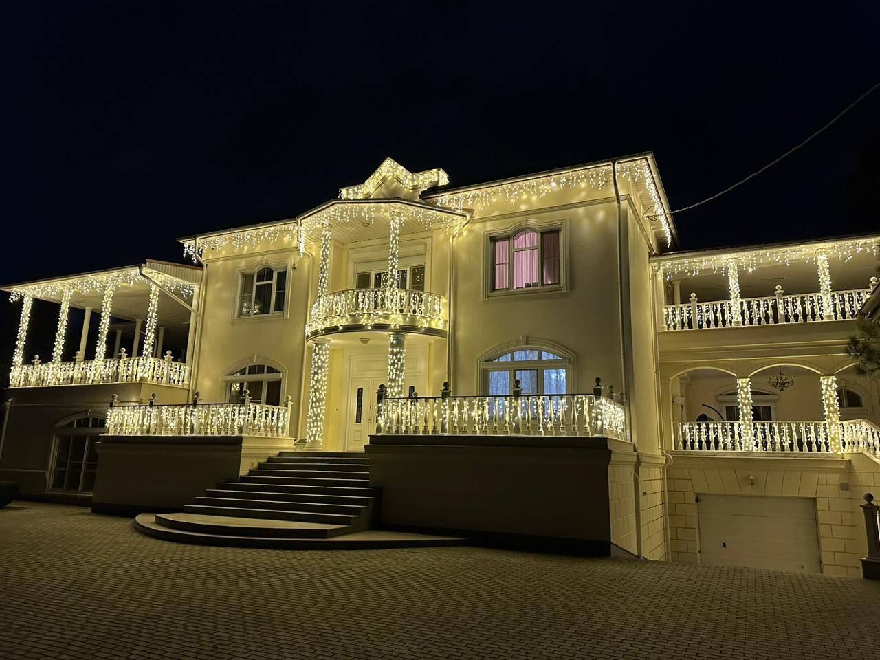 Как выглядит украшенный дом бахромой теплого свечения