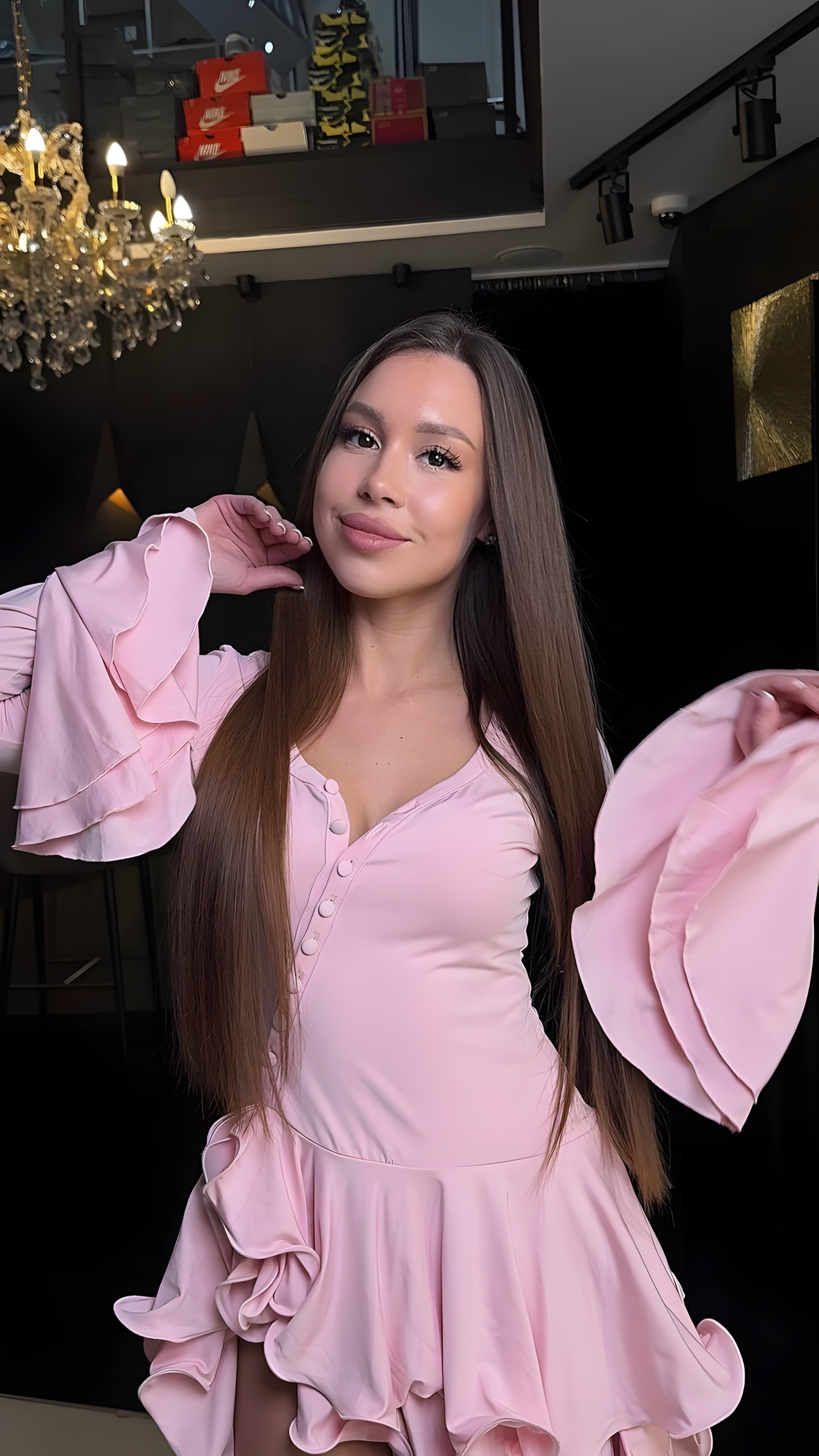 Клиентка Art Pro Beauty с длинными тёмными волосами