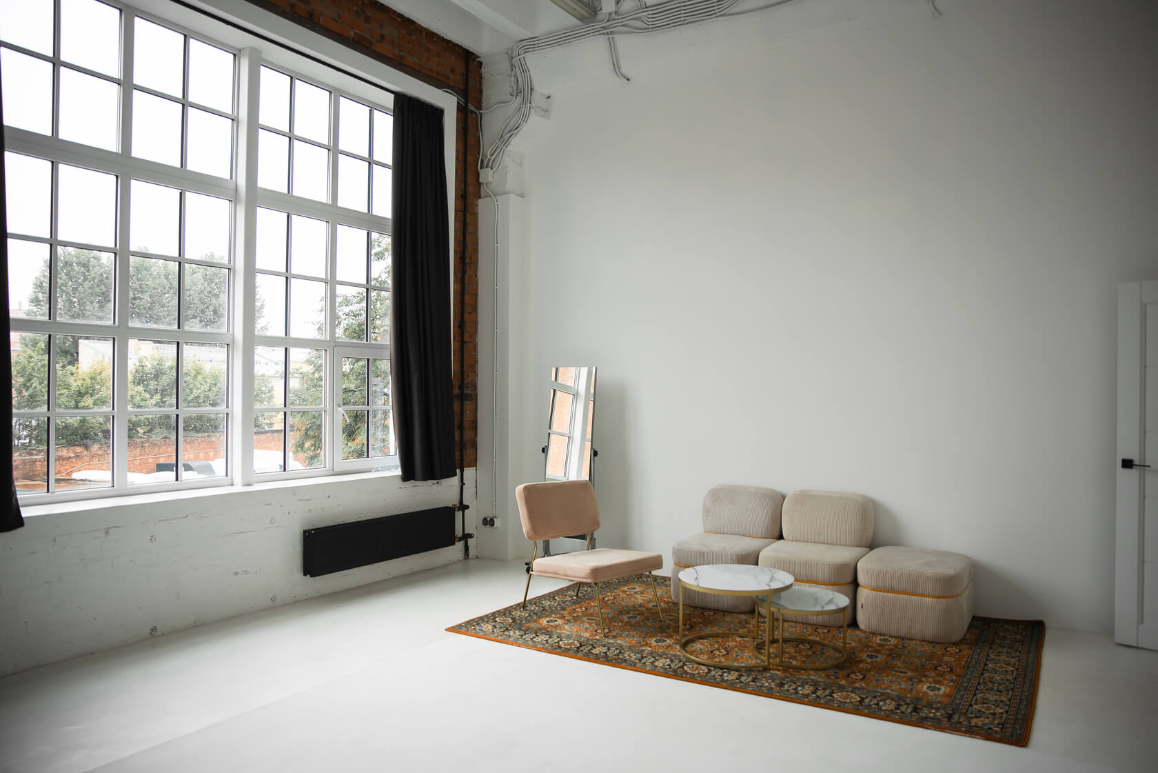 Уютный зал на 20 человек с мягкой мебелью и ковром