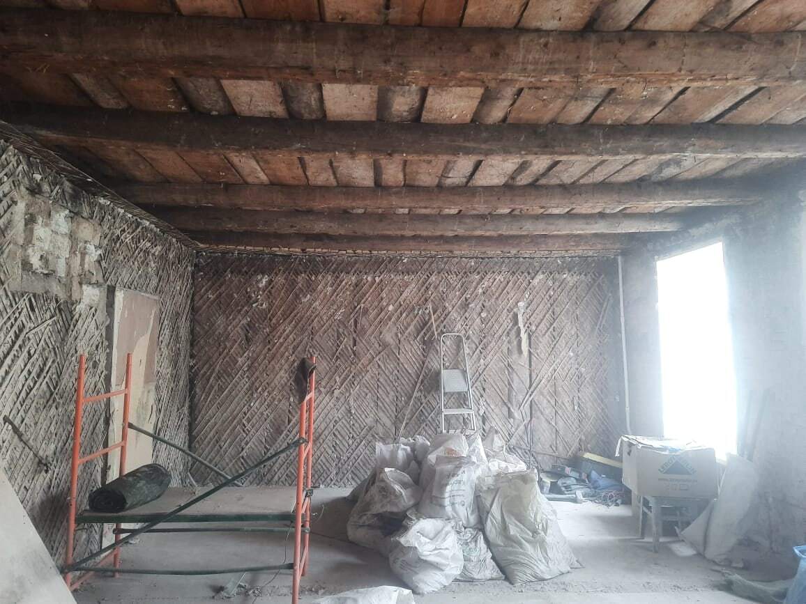 Снятие штукатурки и побелки — фото «до»