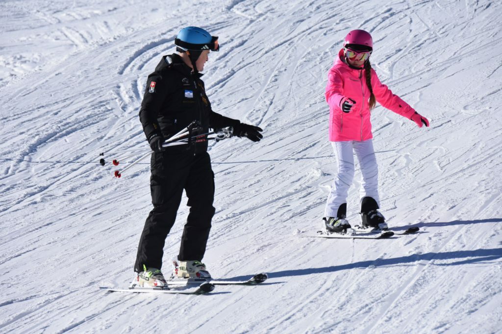 Маленькие лыжники. Кататься на горных лыжах. Дети на лыжах. Катание на лыжах дети. Дети на горных лыжах.