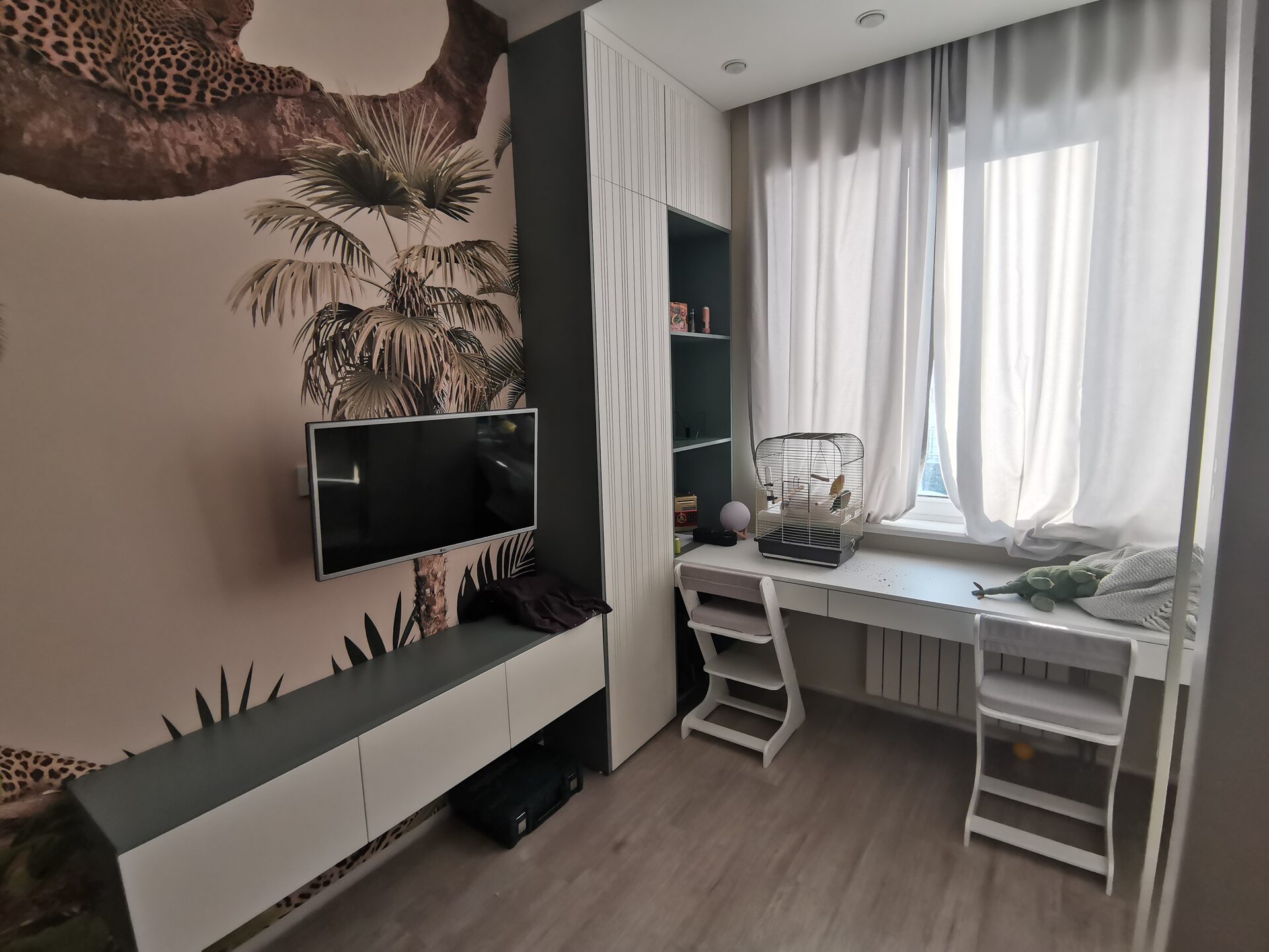 детская мебель на заказ , стол и зона вокруг стола